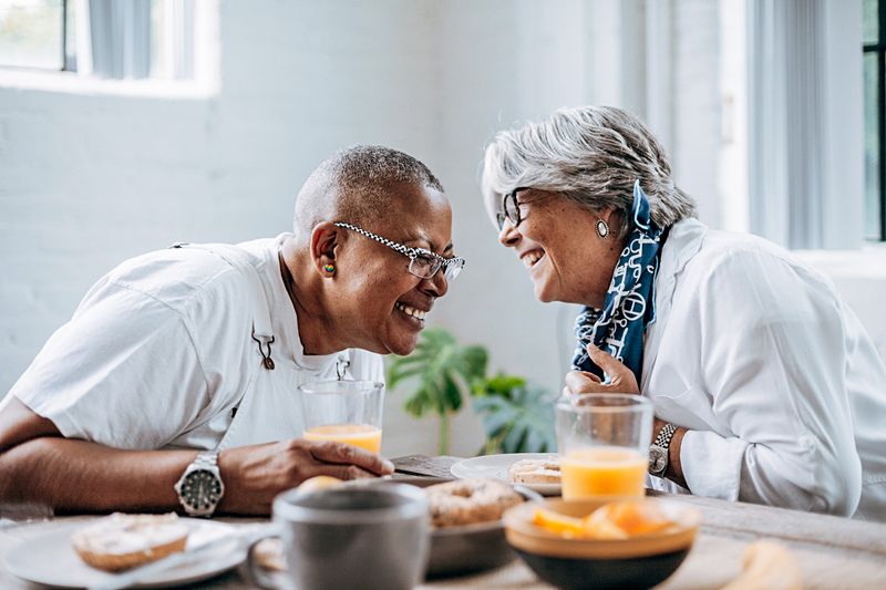 Foto de dos personas riendo durante una comida