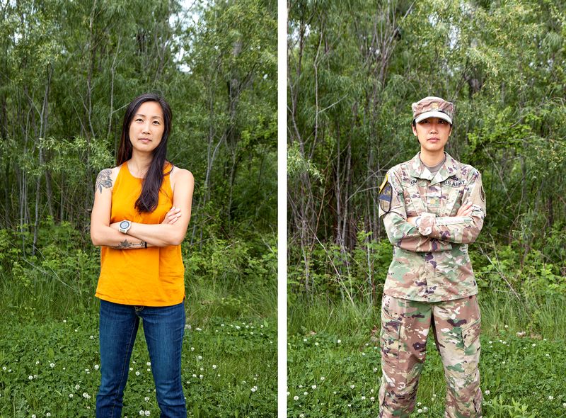 Dos fotos de una mujer parada en la misma posición, con los brazos cruzados. En una, lleva jeans y una camiseta sin mangas. En la otra, tiene puesto un uniforme.