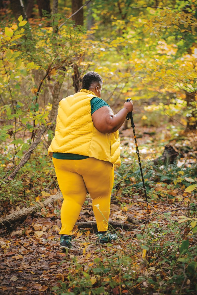 Una mujer se aleja hacia el bosque.